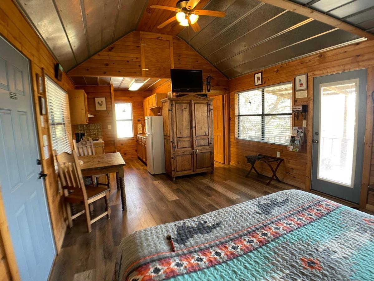 Walnut Canyon Cabins Fredericksburg Exterior photo